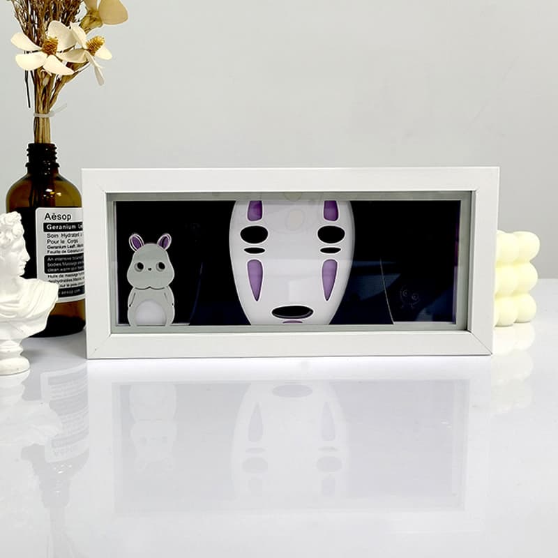 Unbeleuchtete Version der No Face Light Box – Anime-inspiriertes Schattenbox-Dekor mit No Face und Rußgeistern aus Chihiros Reise ins Zauberland
