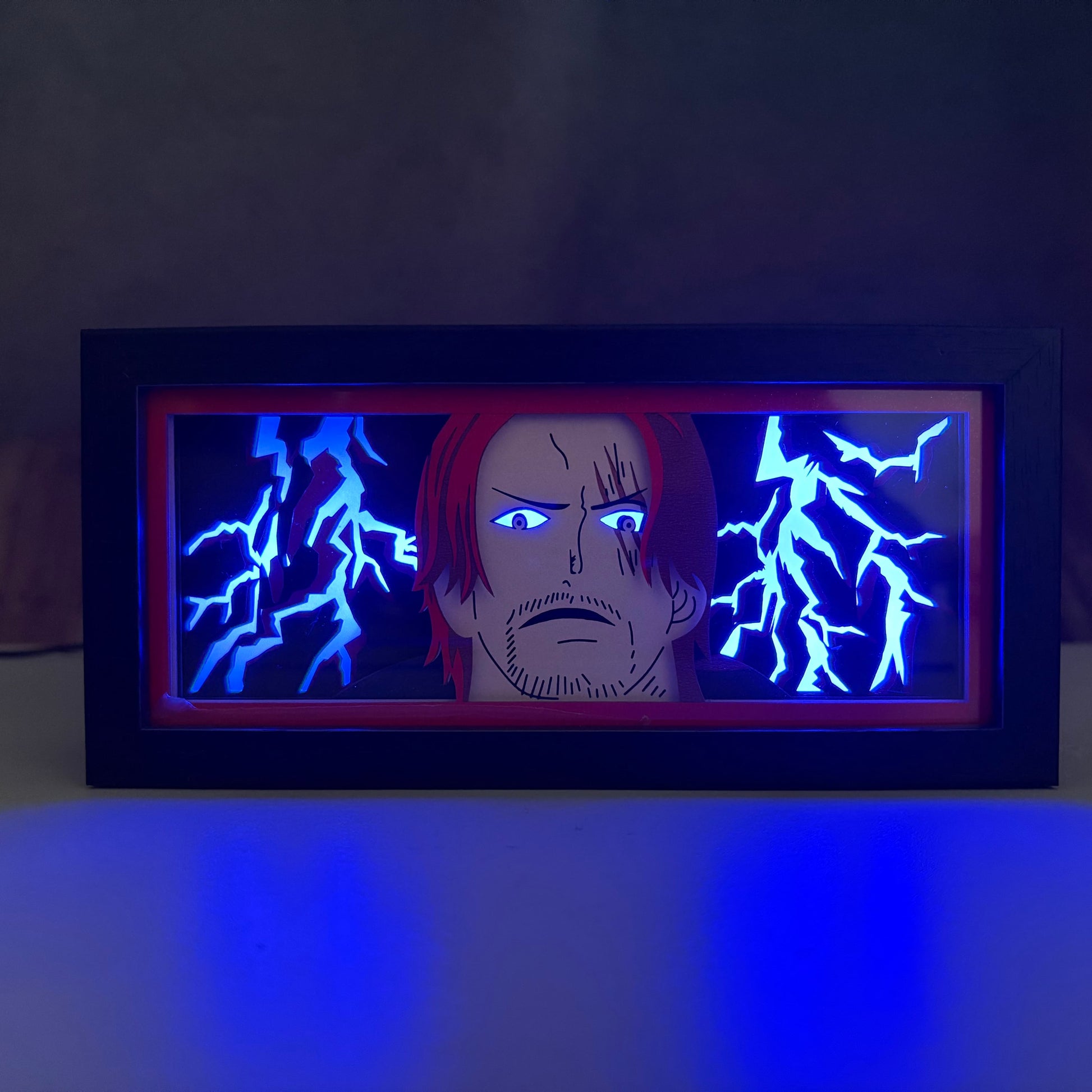 One Piece Shanks -animevalolaatikko, jossa on sininen Conqueror's Haki -salama ja LED-varjolaatikkokoristeet