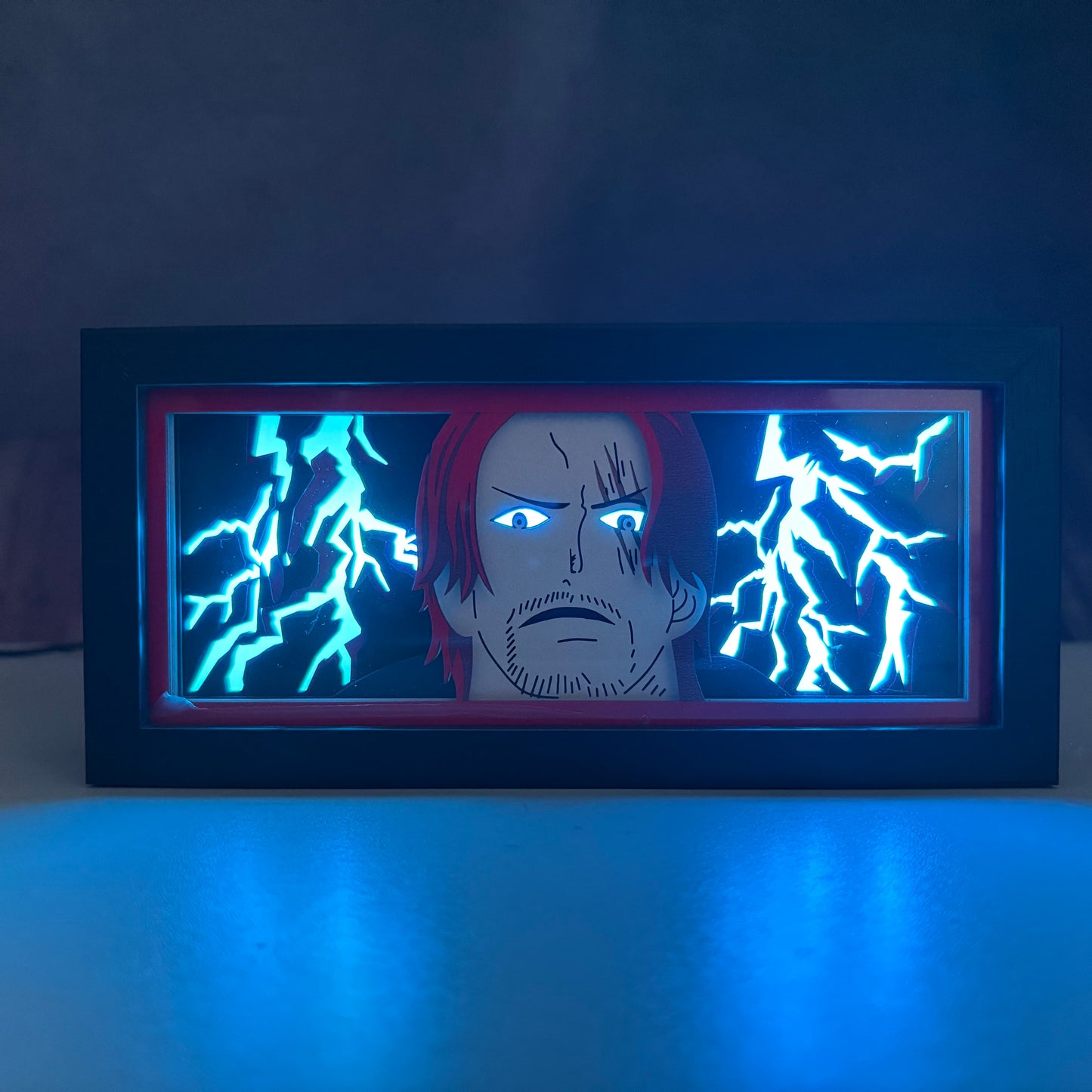 One Piece Shanks -valolaatikko jäänsinisellä Conqueror's Haki -salamalla, anime-LED-taideteoksella