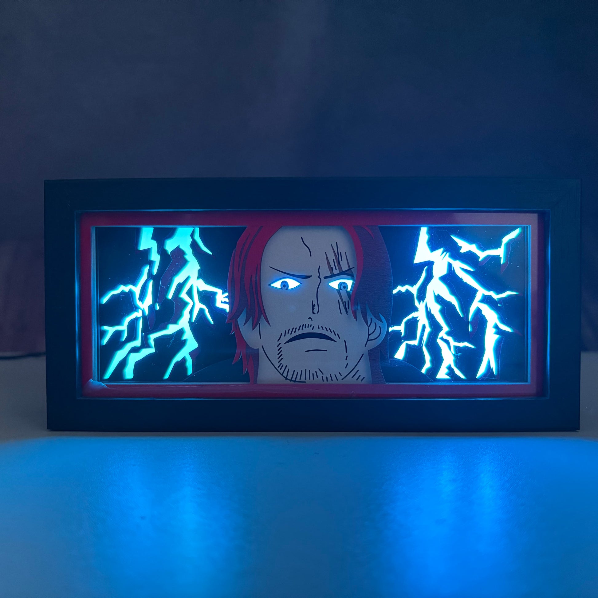 One Piece Shanks -valolaatikko jäänsinisellä Conqueror's Haki -salamalla, anime-LED-taideteoksella