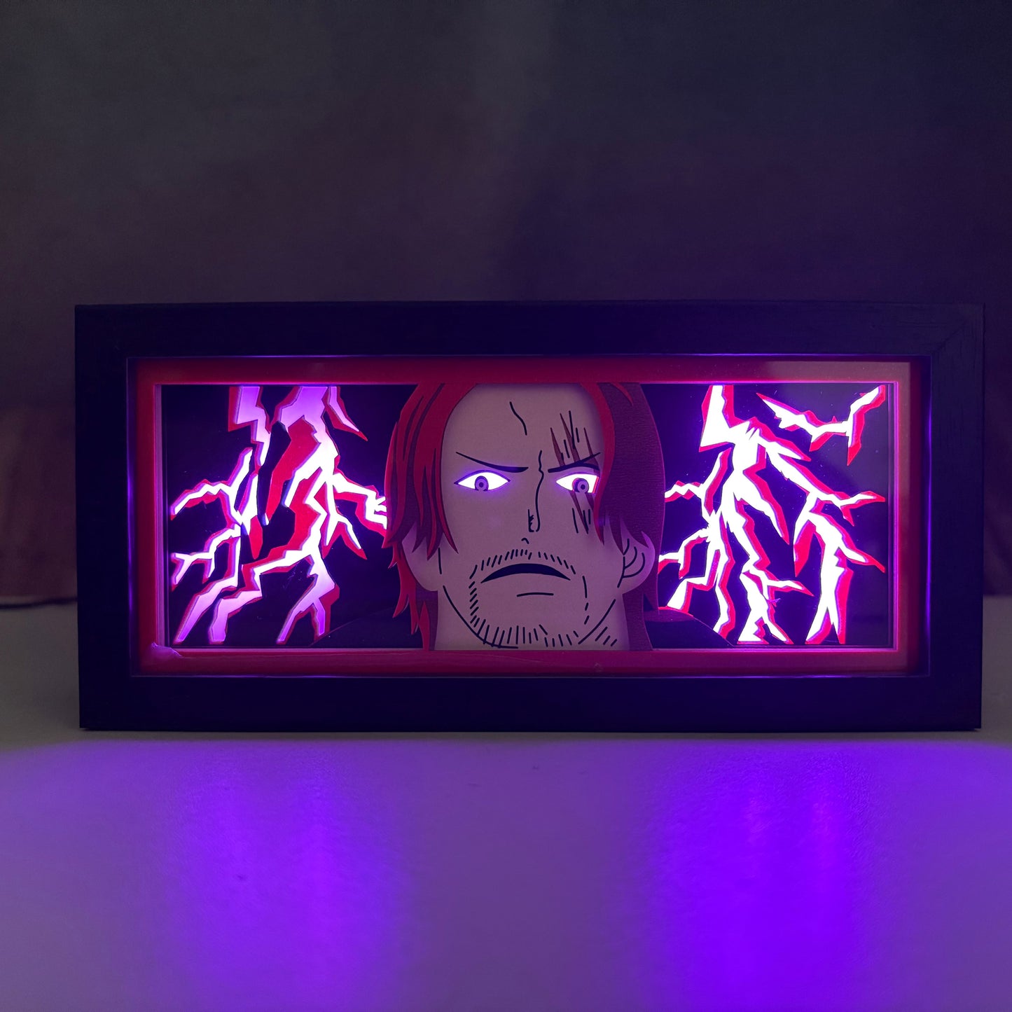One Piece Shanks Conquerorin Haki-valolaatikko violetilla salamaefektillä, premium-anime-LED-varjolaatikko