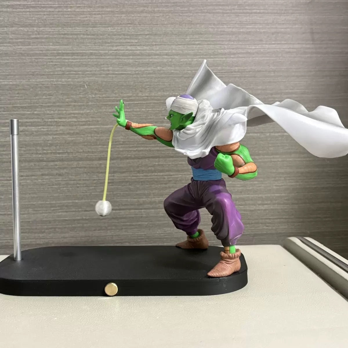 Gambar dekat lampu angka LED Piccolo menunjukkan butiran terpahat