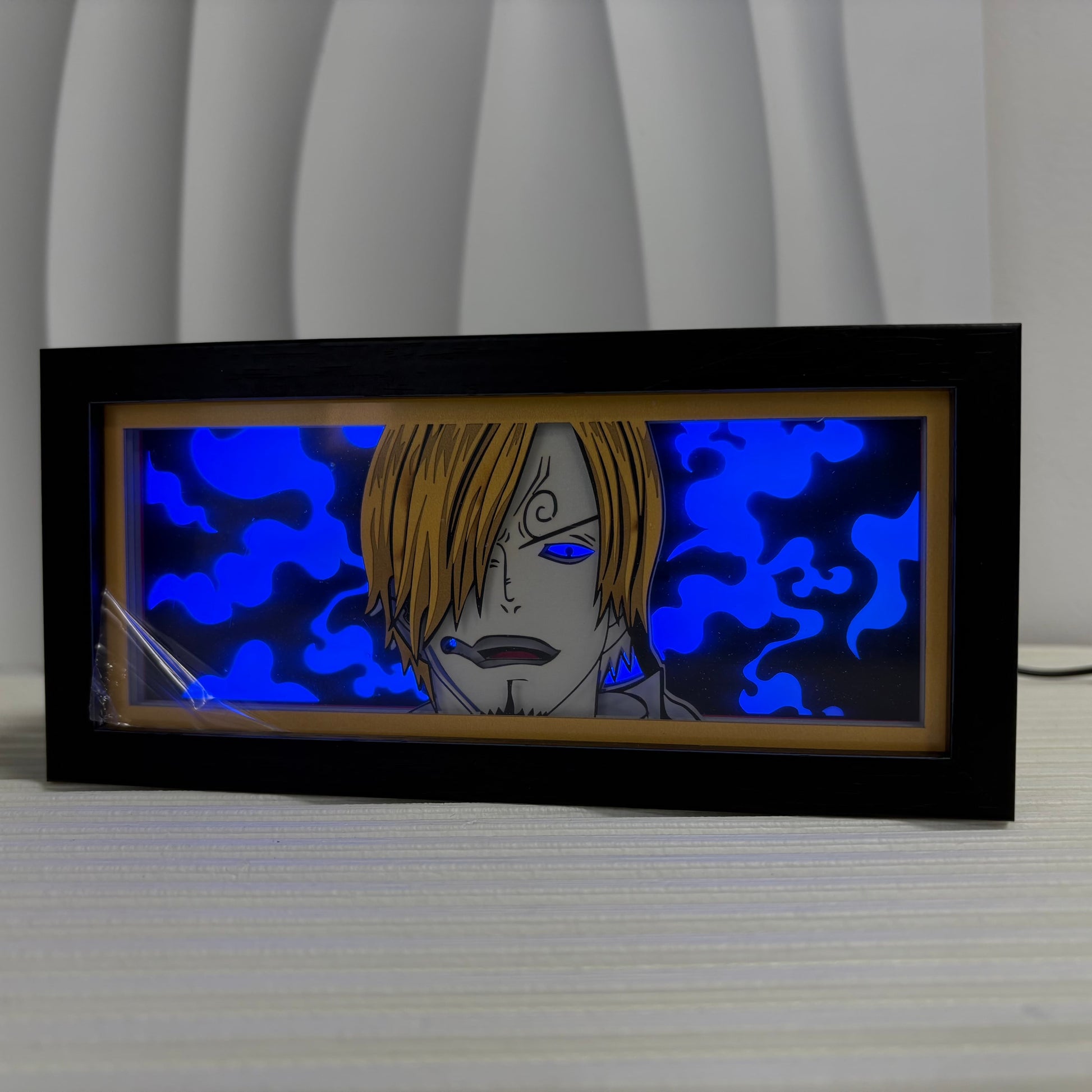 Anime-valolaatikko, jossa on Sanji ja siniset liekki-LED-valot mustassa kehyksessä, tyylikäs anime-huoneen sisustus