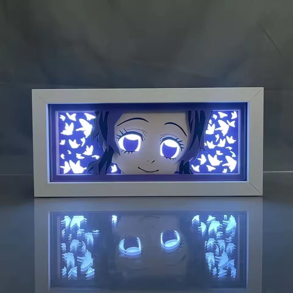 Anime LED Light Box s Shinobu Kochou s zářícím motýlem pozadí v modrém osvětlení

