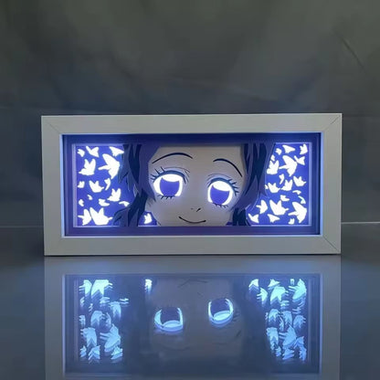 Anime LED Light Box s Shinobu Kochou s zářícím motýlem pozadí v modrém osvětlení

