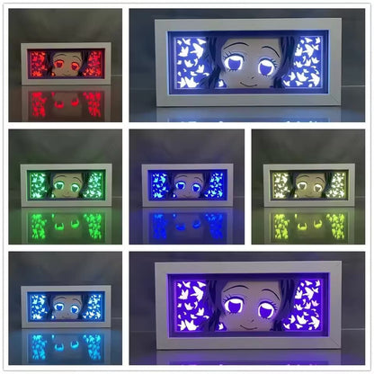 Vícebarevné světelné boxy Shinobu Kochou zobrazené v režimech červené, modré, zelené a fialové LED LED