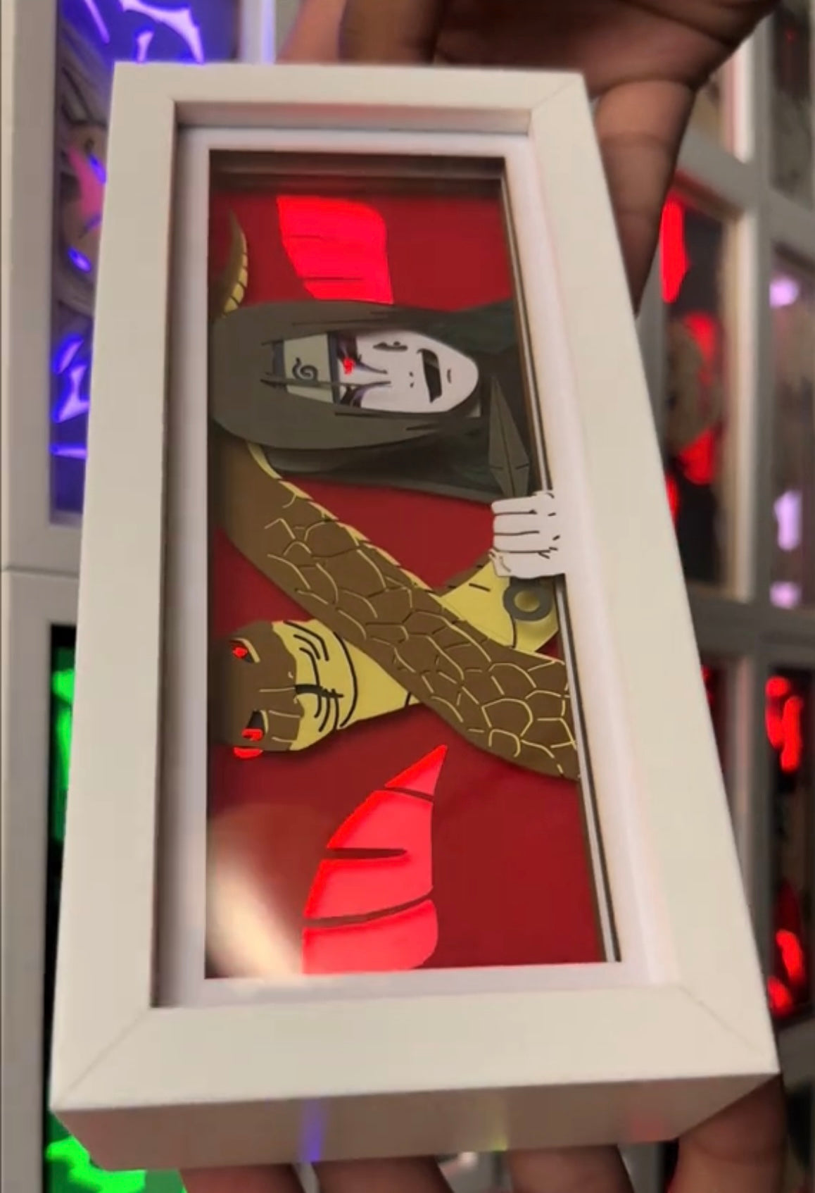 Perspective latérale de la boîte lumineuse Naruto Orochimaru présentant une superposition 3D de coupe en papier et une lueur LED