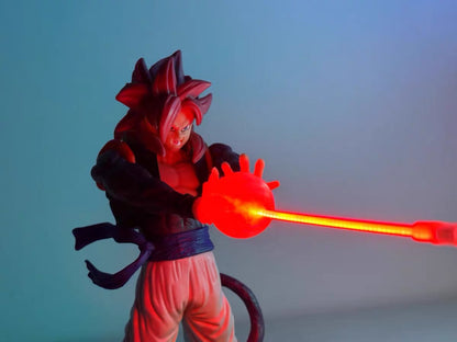 Detail figurky Gogety SSJ4, která v anime lampě vystřeluje červený energetický paprsek

