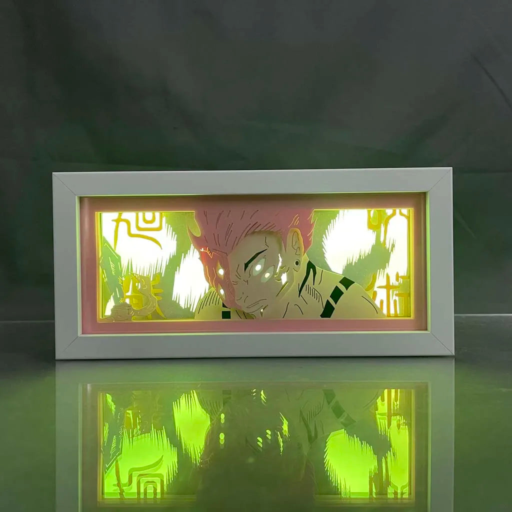 Jujutsu Kaisen Sukuna Light Box met groene LED -gloed, gelaagde anime -kunst met vervloekte markeringen en levendige aura.

