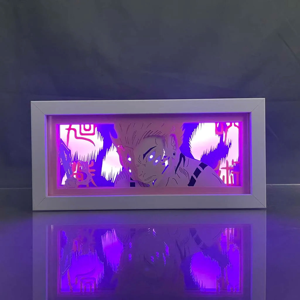 Paarse Led Jujutsu Kaisen Light Box met sukuna in vervloekte vorm, verlichte gelaagde anime -ontwerp.


