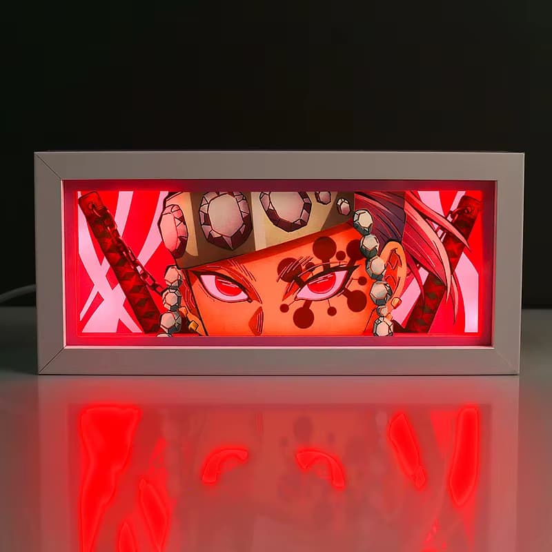 Anime světelná krabička Tengen Uzui zářící červeně a zobrazující divoký výraz

