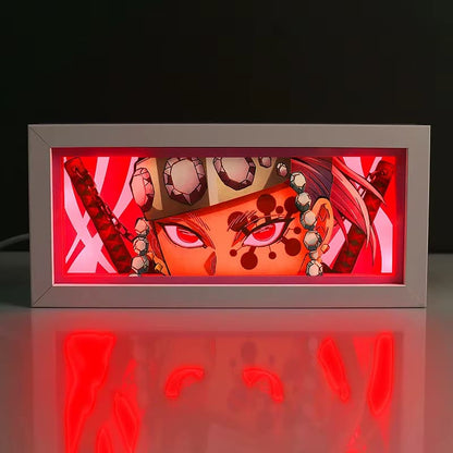 Anime světelná krabička Tengen Uzui zářící červeně a zobrazující divoký výraz

